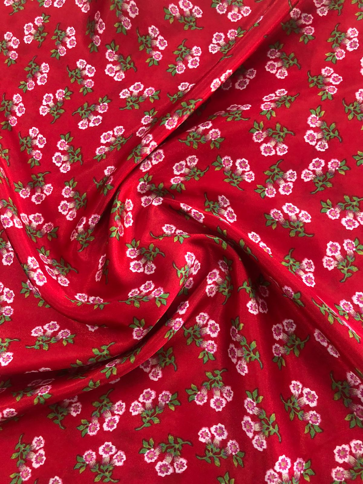 tecido cetim charmousse estampado floral pequeno fundo vermelho