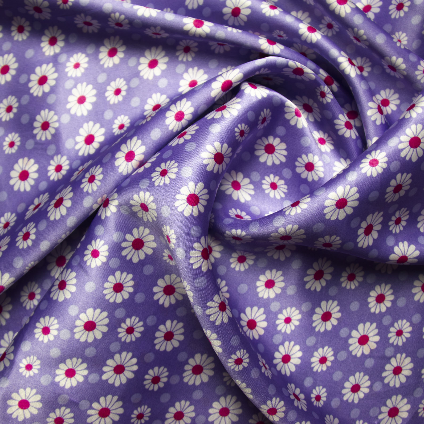tecido cetim estampado Margarida fundo lilás